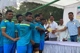 mla-vikram-shah-mandavi-rewarded-in-manwa-poona-volleyball-competition-in-bijapur