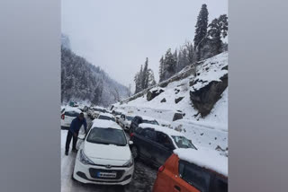 منالی : برف باری میں پھنسے 500 سے زائد سیاح کا ریسکیوں آپریشن جاری