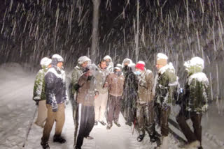 Police team rescues 300 tourists stranded in snow in Solanganala