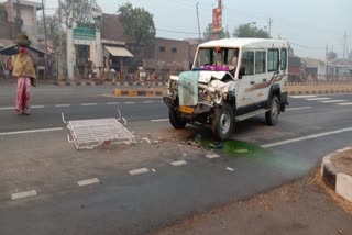आगरा-जयपुर हाइवे पर खड़े ट्रक में घुसी कार
