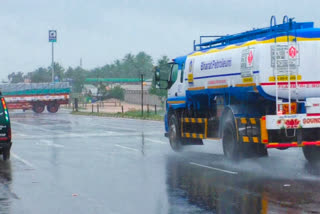 chilly winter morning  heavy rain  thunderstorm  ഇടിമിന്നലോട് കൂടിയ മഴ  ന്യൂഡൽഹി  അന്തരീക്ഷ താപനില