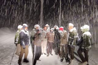 Police team rescues 300 tourists stranded in snow in Solang Nala