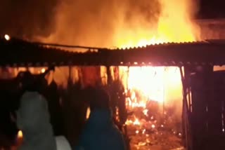 fire-caught-in-five-houses-in-godda