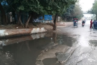 Sewer pipeline leaks for several days near DMO gate in Shastri Nagar