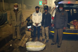 delhi police pcr team arrested two illicit liquor smuggler from mundka