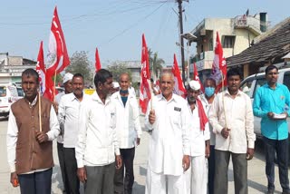 akhil-bharatiya-kisan-sabha-activists-leave-gurukunj-mozari-for-delhi