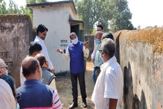 bastar-commissioner-gr-churendra-inspected-government-boy-school-in-kondagaon