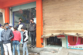 miscreants robbed mobile phones from showroom at brahmapuri main road in delhi