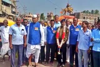 retired-soldier-parasurama-basappa-welcomed-by-village-people-at-vijayapura