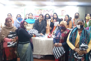 Najafgarh district BJP Mahila Morcha distributed blankets to needy women