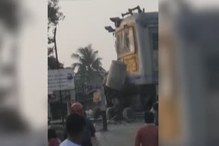 an-accident-occurred-with-down-laxmikantpur-local-and-a-welding-machine