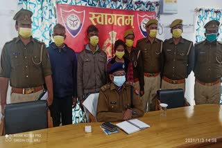 पुलिस की गिरफ्त में आरोपी.