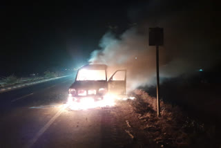scorpio burn on dhule solapur national highway