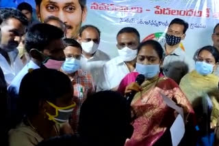 Home Minister Mekatoti Sucharita protesting against the distribution of house documents in guntur district