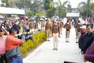 गार्ड ऑफ ऑनर देते पुलिस के जवान