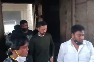 kiccha sudeep visits chamundi temple in Mysore