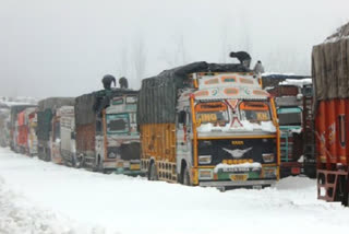 سرینگر جموں قومی شاہراہ پر برف ہٹانے کا کام جاری