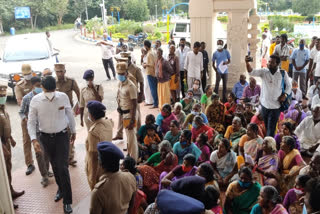 ஆட்சியர் அலுவலகத்தை முற்றுகையிட்ட கிராம மக்கள்