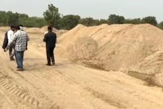 भीलवाड़ा बनास नदी पर अवैध बजरी स्टॉक, Illegal gravel stock on Bhilwara Banas river