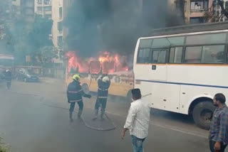 मुंबई; स्कूल बसला अचानक आग, आजूबाजूची वाहनेही पेटली