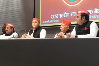 Akhilesh Yadav surrounded the press conference by giving a statement on the Corona vaccine