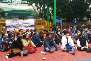 edmc-employees-protest-over-salary-demand-in-delhi