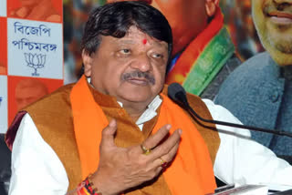 in-the-bjp-procession-shoes-were-thrown-at-kailash-vijayvargiyas-car