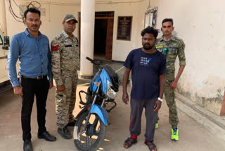 Motor cycle thief arrested In dantewada