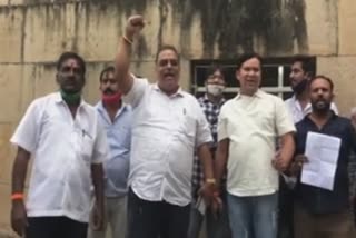 shiv-sainiks-shouting-slogans-outside-ed-office-in-mumbai