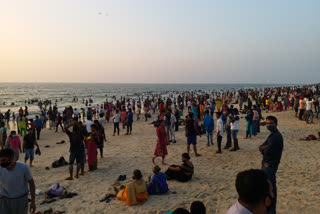 people rushed to panambur Beach at Mangalore