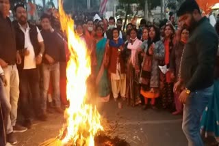 bjp-burnt-effigy-of-cm-hemant-in-ranchi