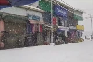 کشمیر: برفباری سے علاقوں کی بیشتر سڑکیں بند، عوام پریشان