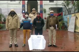 sadar bazar police arrested two crooks