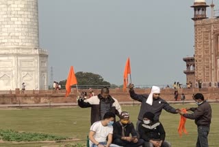 saffron-flag-was-again-waved-at-taj-mahal-and-read-shiv-chalisa