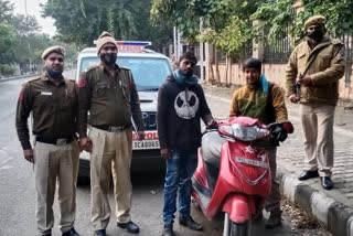 PCR Unit of Delhi Police caught two mobile snatchers