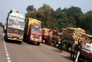 ଧାନ ବିକ୍ରି ସମସ୍ୟା ନେଇ ଚାଷୀଙ୍କ ରାସ୍ତା ଅବରୋଧ