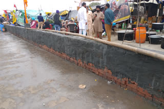 Farmers are preparing to build a room on singhu border by making a wall several feet long