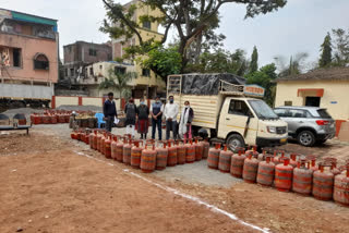 19 Man arrested for selling LPG in black market in pune