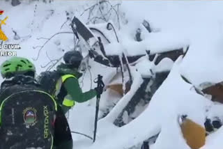 Spanish civil guard and emergency services worked throughout the weekend to locate and rescue several people trapped after severe snowfall left people stranded in Leon.