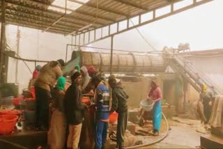 குன்னூரில் கடும் பனி மூட்டம்  Heavy snowfall in Coonoor  Carrot workers suffer from heavy snowfall in Coonoor  Carrot workers suffer  கடும் பனி மூட்டம்  கேரட் தொழிலாளர்கள்