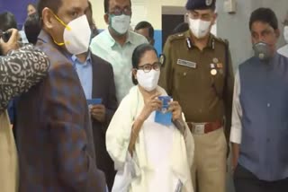 Mamata banerjee takes swasthya sathi card