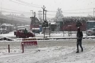 Heavy snowfall paralyzes life in Kashmir