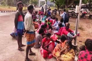 Irulas besieging the Chengalpattu Collector's Office  Chengalpattu Collector's Office  Irulas besieging  ஆட்சியர் அலுவலகத்தை முற்றுகையிட்ட இருளர்கள்  இருளர்கள்  செங்கல்பட்டு மாவட்ட ஆட்சியர் அலுவலகம்