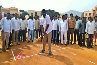 koppal-mla-raghavendra-hitnal-played-the-cricket