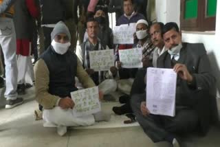 नगर आयुक्त कार्यालय के बाहर धरने पर बैठे कांग्रेस पार्षद
