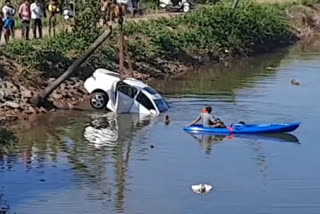 car falls into river by failure of driver control : Two passengers swimed and escape