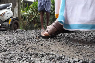 പുതുതായി ടാറ് ചെയ്ത റോഡിന്‍റെ ടാറ് ഇളകി  സ്റ്റേറ്റ് പൂപ്പാറ-ചെമ്പാല റോഡിന്‍റെ ടാർ ഇളകി  tarring stirred on Pooppara chembala road