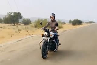 kriti senon bike riding on street, फिल्म बच्चन पांडे की शूटिंग