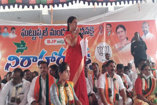 dk aruna participated in bjp leader gangidi manohar reddy hunger protest and fires on kcr