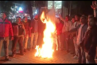 Congress workers burnt effigy of Banshidhar Bhagat in  Haldwani